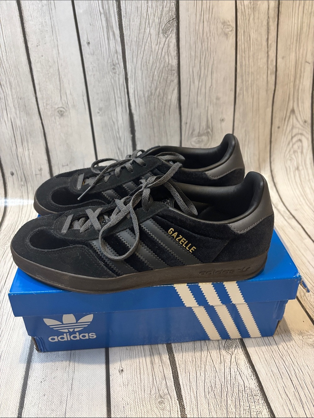 adidas Gazelle women’s size 7  Black Low-Top Sneakers with Gold Logo - Picture 3 of 7